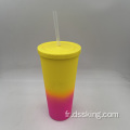 Vente chaude de 22 oz / 650 ml / 24 oz en plastique Double paroi à double paroi avec un changement de couleur avec de la paille